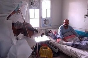 نوازندگی محمد صلاح برای بیماران مبتلا به کرونا/ ویدئو