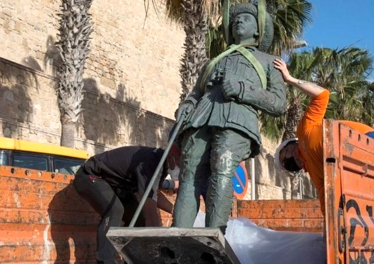 مجسمه فرانسیسکو فرانکو، دیکتاتور اسپانیایی برچیده شد