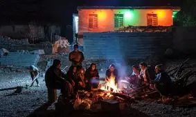 سرمای استخوان‌سوز در سی سخت/ روشن کردن آتش وسیله گرمایشی این روزهای مردم مناطق زلزله زده