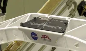 اولین تصویر منتشر شده از ۱۱ میلیون اسمی که بر مریخ‌نورد استقامت حک شده است