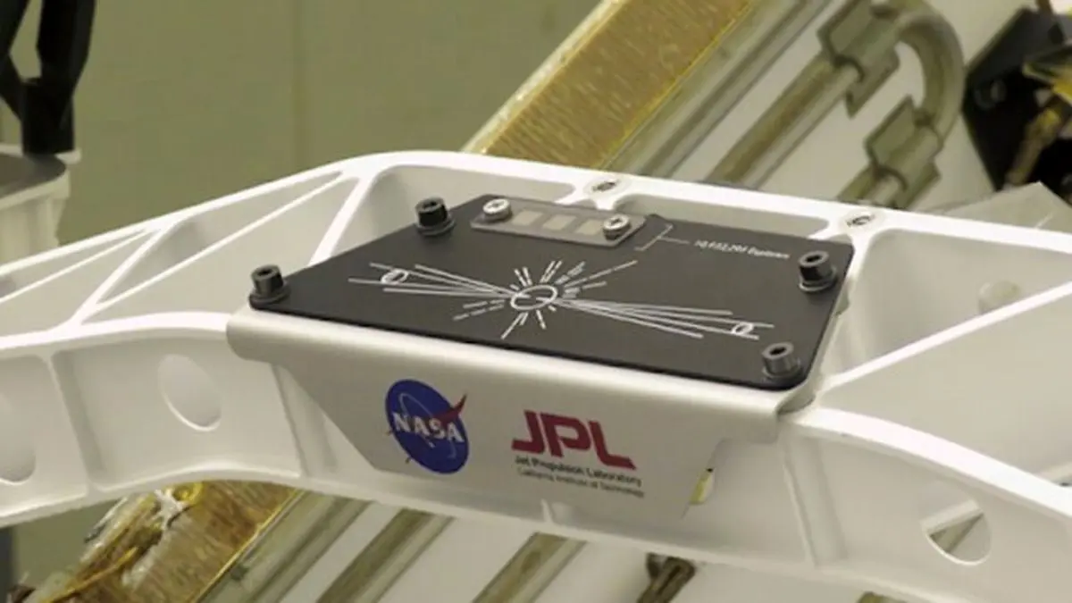 اولین تصویر منتشر شده از ۱۱ میلیون اسمی که بر مریخ‌نورد استقامت حک شده است