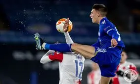 تماس تصویری وسط زمین فوتبال!/ عکس