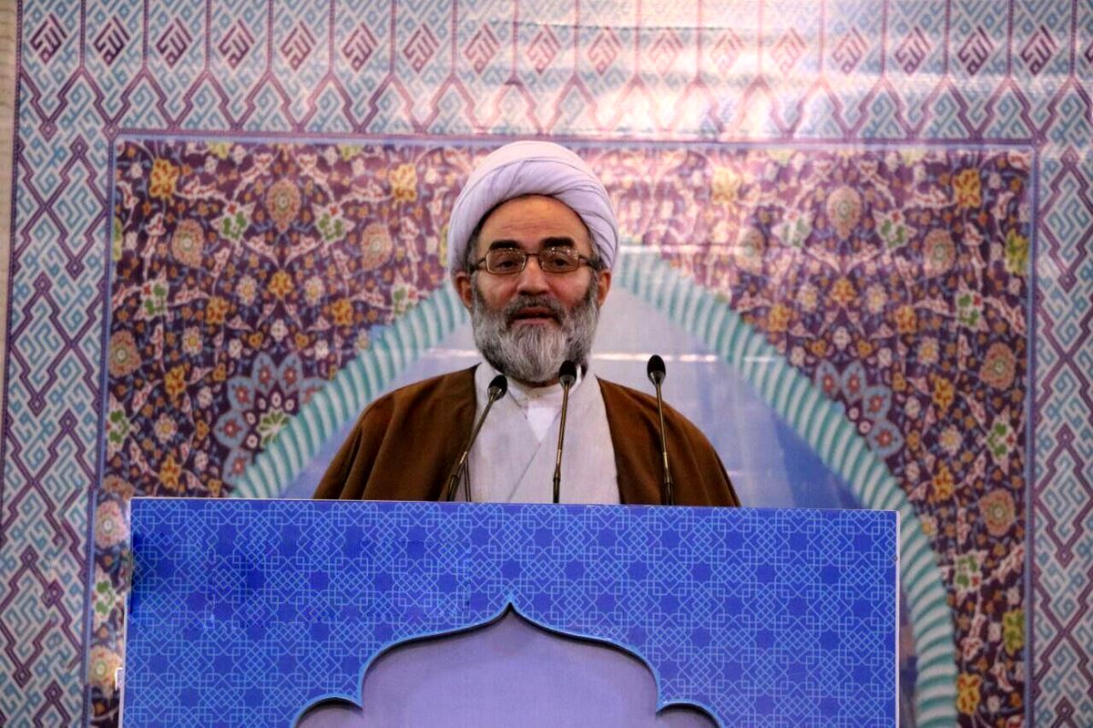امام جمعه رشت: پوشش زن نباید موجب تحریک دیگران شود/ زن نباید لباس مردان را بر تن کند/ لباس شهرت یعنی لباسی که انگشتنما باشد، حرام است
