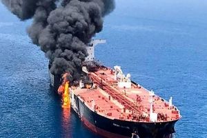 ادعای رسانه اسرائیلی: مالک کشتی آسیب دیده در خلیج عمان، فردی نزدیک به رئیس موساد است/ احتمالا ایران پشت این حادثه باشد