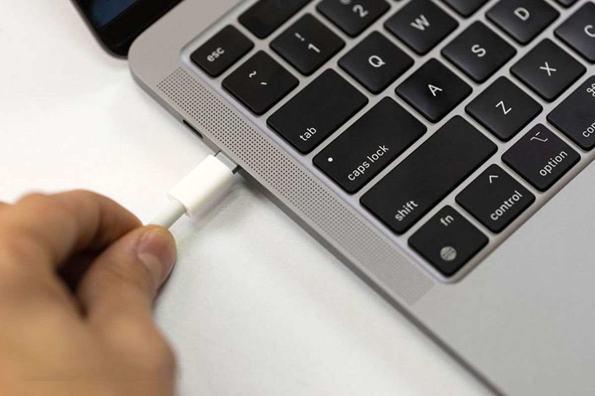 آپدیت macOS مشکل شارژ مک بوک پس از استفاده از داک USB-C را رفع میکند