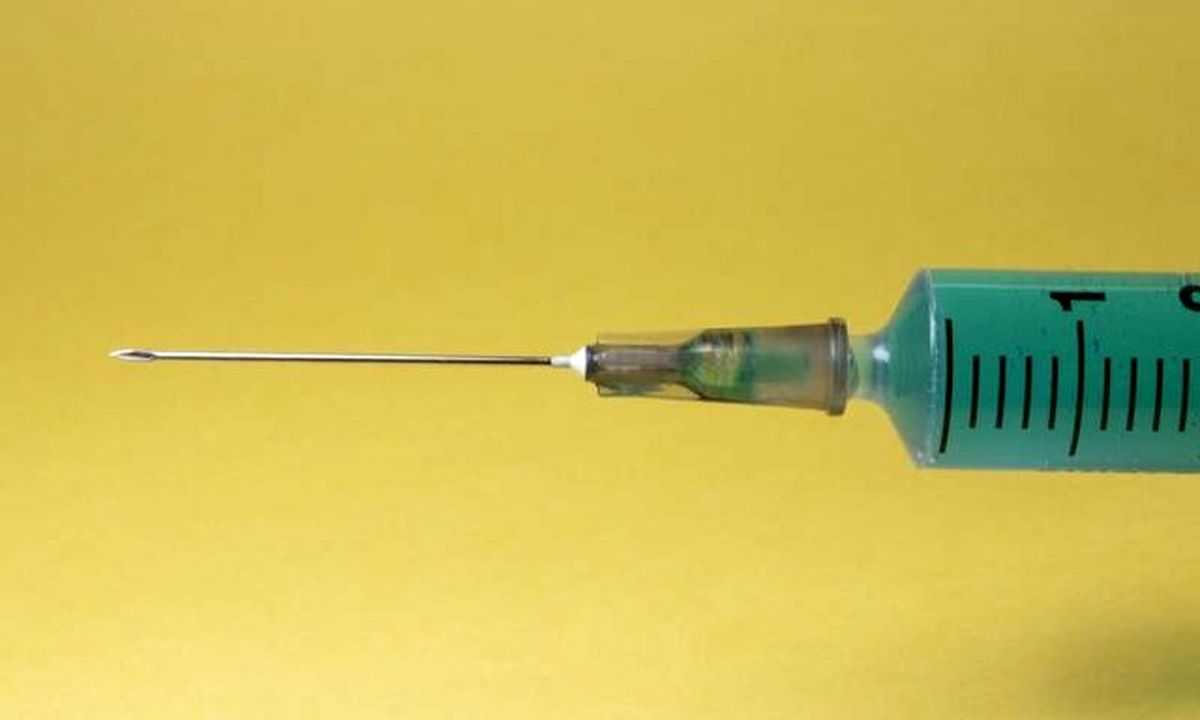 ردیابی هر واحد واکسن کرونا در کشور / احتمال صفر نشت واکسن از زنجیره رسمی توزیع