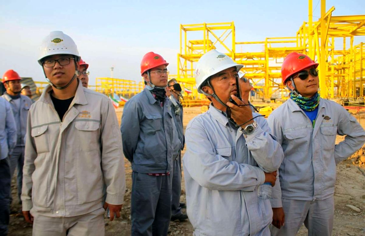 روزنامه اطلاعات درباره حضور کارگران چینی در ایران: ممکن است مأمور باشند