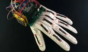 اختراع دستکش هوشمندی که به داد ناشنوایان می رسد!