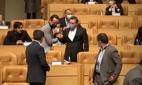 تصویر جالب علی کریمی پس از اعلام آرای انتخابات