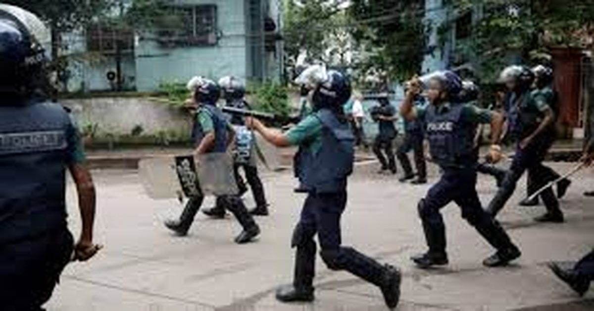 حمله پلیس بنگلادش به معترضان مرگ یک نویسنده در زندان