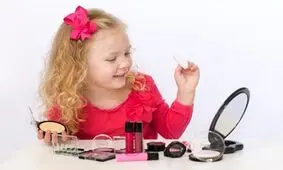 چه کنیم تا کودکان از لوازم آرایش استفاده نکنند؟