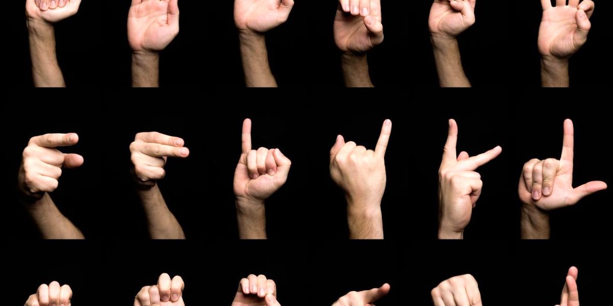 مغز چگونه زبان اشاره را پردازش می‌کند؟