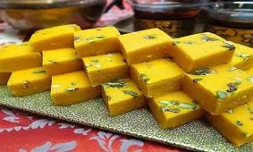 طرز تهیه لوز نارگیلی زعفرانی خانگی بدون فر