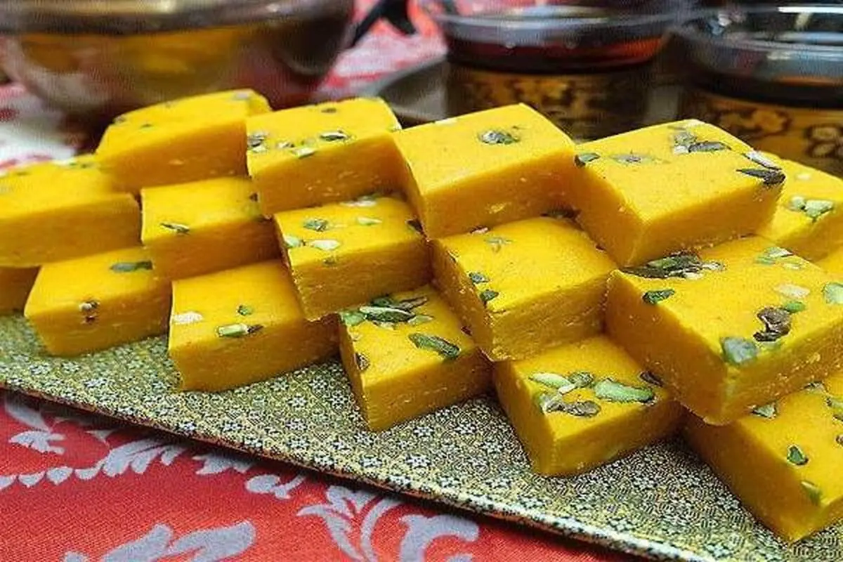 طرز تهیه لوز نارگیلی زعفرانی خانگی بدون فر