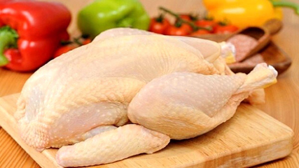 عرضه مرغ۳۲هزار تومانی،گرانفروشی است/ دستگاههای نظارتی برخوردکنند