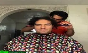 خواننده سرشناس بعد از ۲۰ سال موهایش را زد/ عکس