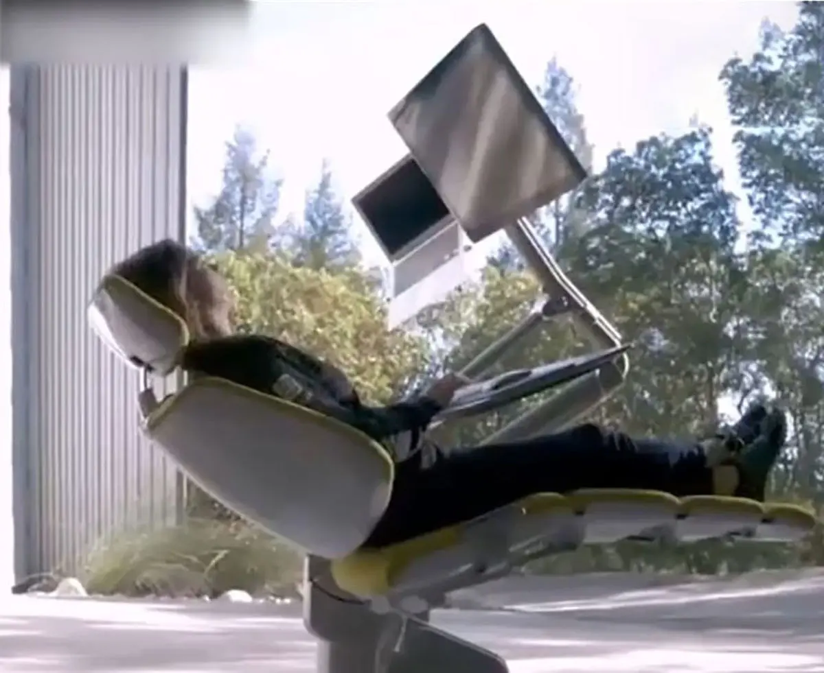 با این میز کار می‌توانید ساعت‌ها کار کنید/ ویدئو