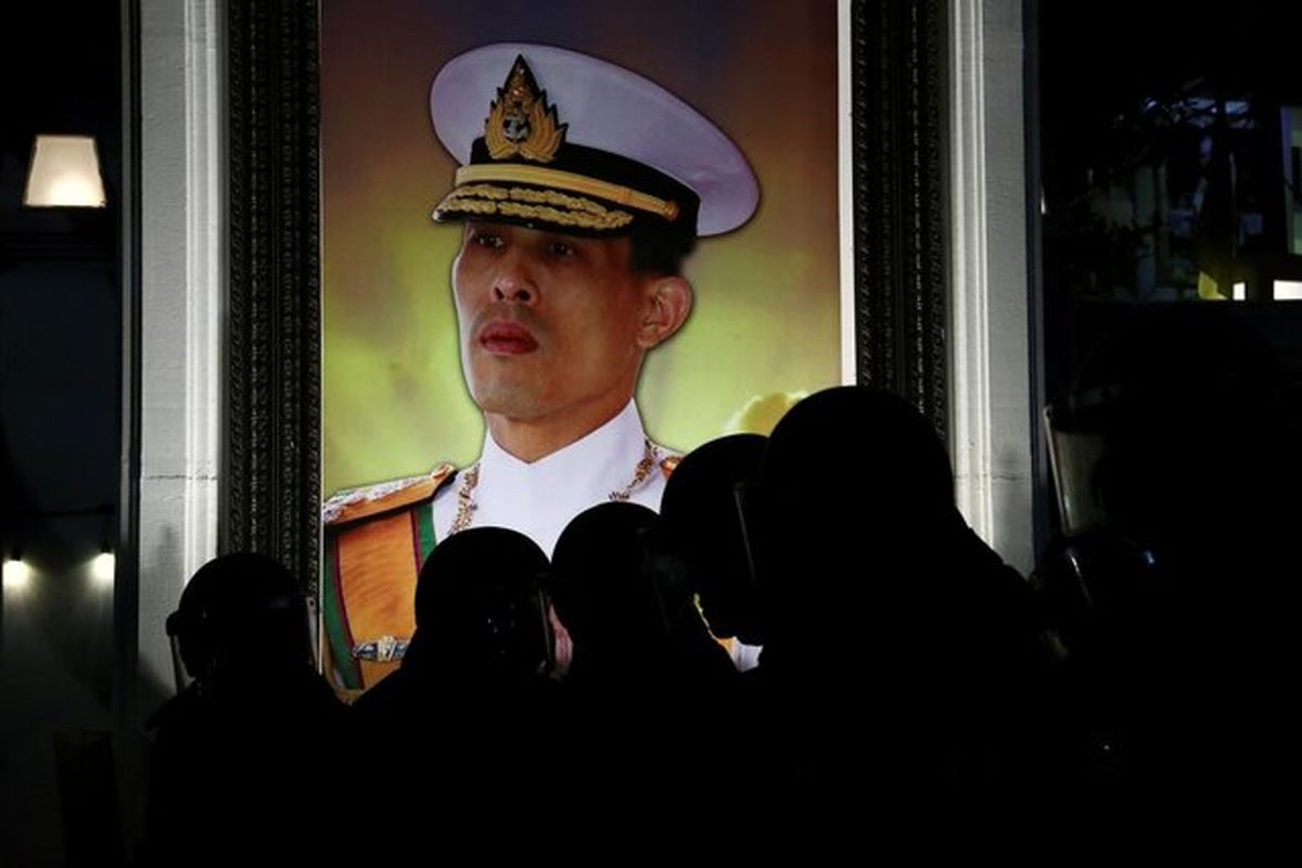 فعال تایلندی به سوزاندن پرتره پادشاه متهم شد