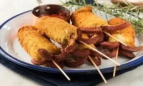 طرز تهیه سوسیس ترد با سیخ چوبی ترکی