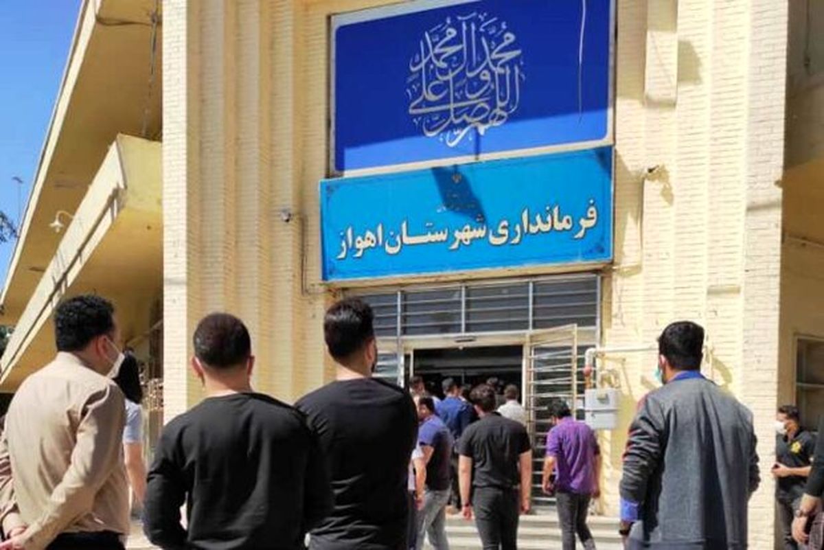 تجمع مغازهداران اهواز مقابل فرمانداری