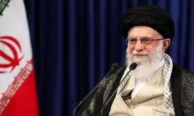 کاشت درخت توسط رهبر انقلاب/ عکس