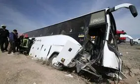 ۲۰ مصدوم و ۲ فوتی در واژگونی اتوبوس اصفهانی