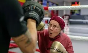زن 75 ساله در حال تمرین ورزش بوکس