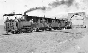 عکس تاریخی و جالب از هجوم مردم به سمت ماشین دودی در دهه ۲۰/ عکس