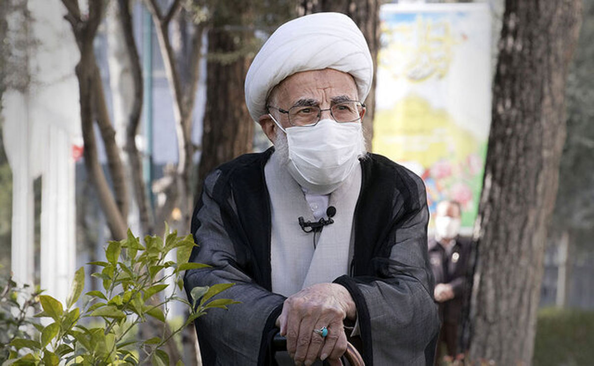 آیتالله جنتی در محوطه شورای نگهبان نهال میوه کاشت/ عکس