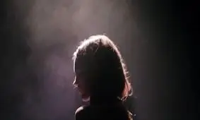 اثر نورافکن چیست؟ / اختلالی اجتماعی که گمان می کنیم مردم به عیب های ما نگاه می‌کنند!