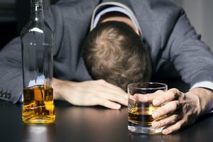 ۷ تاثیر مصرف الکل بر قلب و مغز