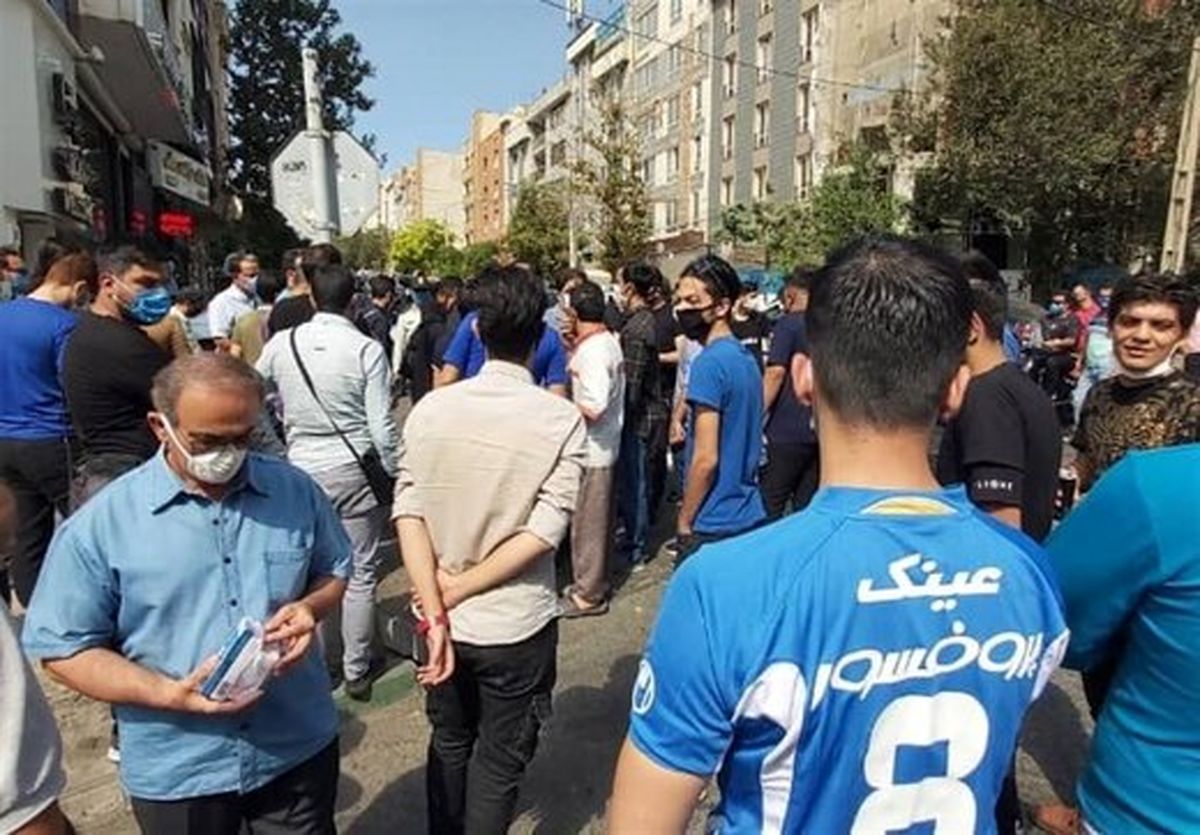 تجمع هواداران استقلال مقابل باشگاه/ ارتش آبی در انتظار ژنرال
