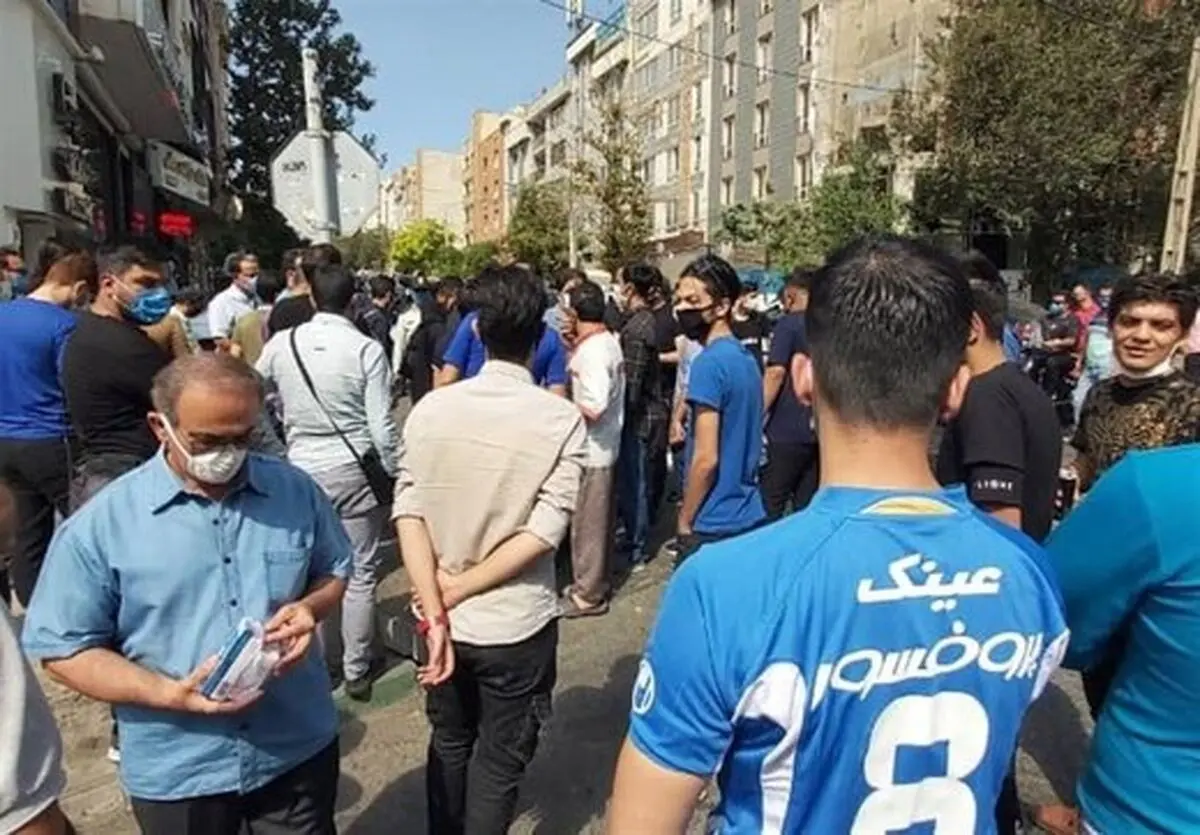 تجمع هواداران استقلال مقابل باشگاه/ ارتش آبی در انتظار ژنرال
