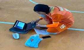 امتحان آنلاین دختر فوتسالیست وسط زمین بازی/ عکس