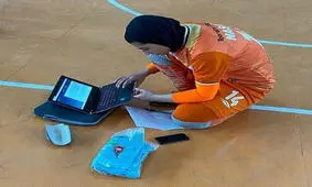 امتحان آنلاین دختر فوتسالیست وسط زمین بازی/ عکس