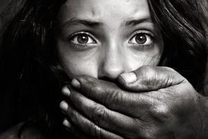 میان‌بر فرانسه برای سکوت قربانیان سو استفاده جنسی