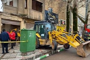 ریزش دیوار در خیابان شهید اشرفی اصفهانی کرمانشاه