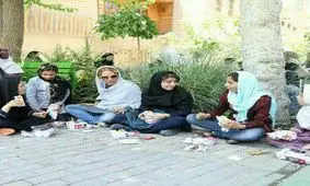 مهناز افشار در پارک با کودکان کار ناهار خورد