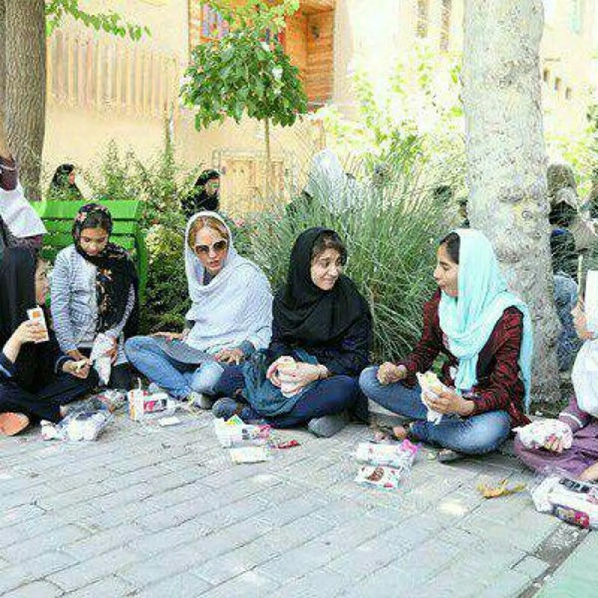 مهناز افشار در پارک با کودکان کار ناهار خورد