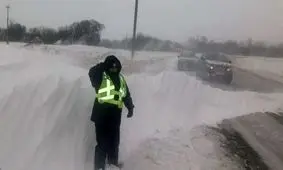 اقدام باورنکردنی مرد اوکراینی برای برف روبی جاده