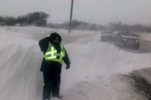 اقدام باورنکردنی مرد اوکراینی برای برف روبی جاده