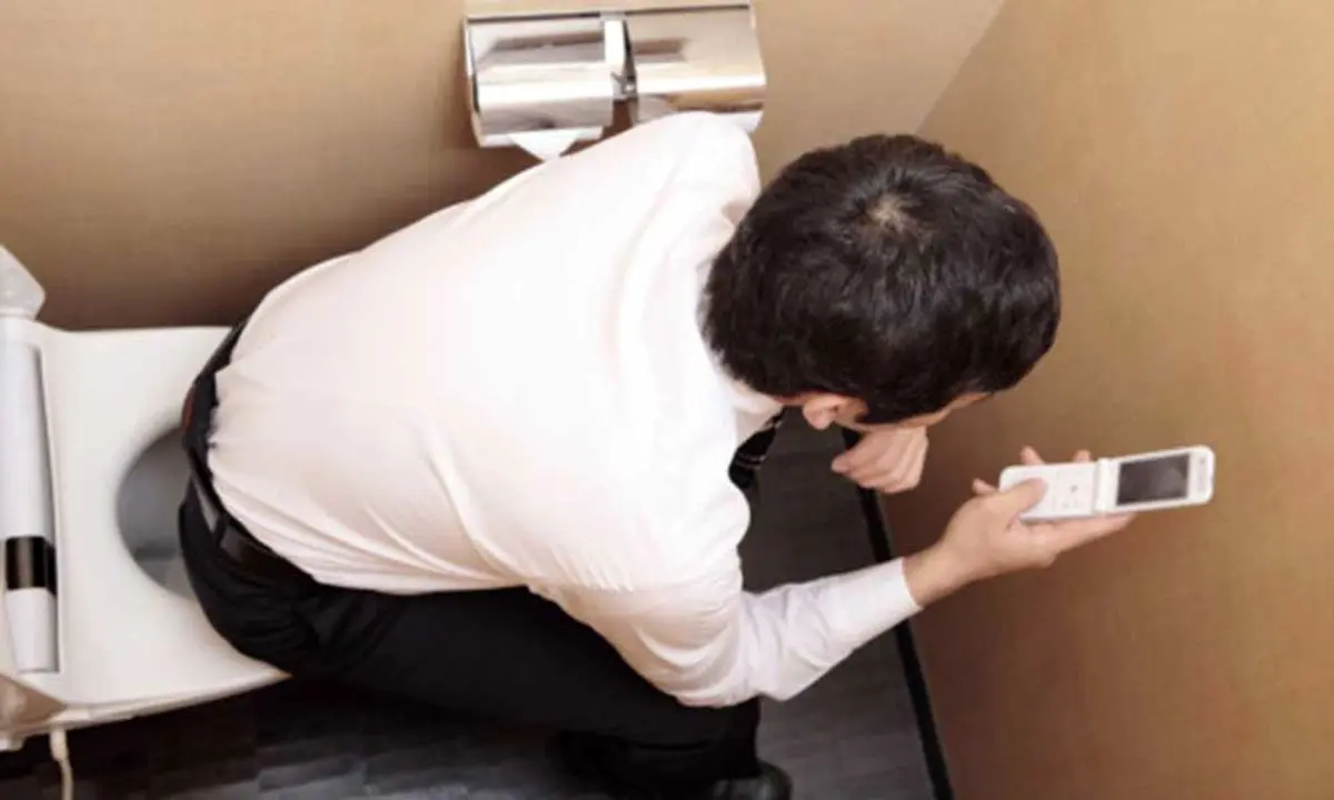 چرا نباید تلفن همراه را با خود به توالت ببریم؟