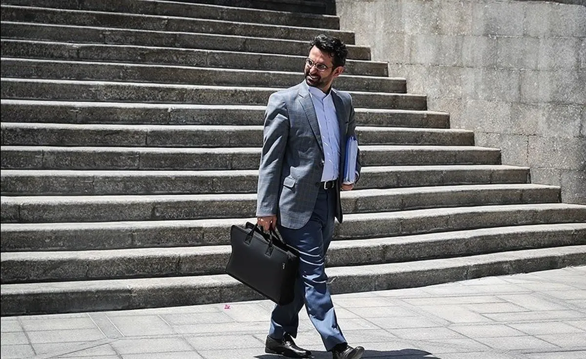 یک هوادار استقلال از وزیر ارتباطات شکایت کرد