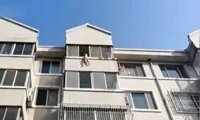 نجات کودک ۵ ساله که از پنجره آویزان شده بود/ ویدئو