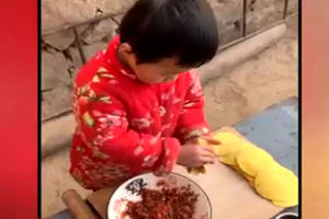 مهارت بی نظیر پسر ۶ ساله در آشپزی خیابانی/ ویدئو