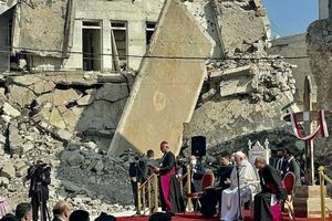 حضور پاپ فرانسیس در میان خرابه‌های شهر موصل/ دعای پاپ برای قربانیان جنگ در میان خرابه‌های یک کلیسا