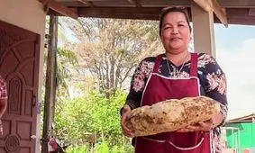 وقتی ثروت به یک زن محلی رو می‌کند، حتی با استفراغ نهنگ!/ ویدئو