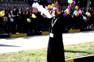 شادی و رقص یک کشیش در استقبال از پاپ/ ویدئو