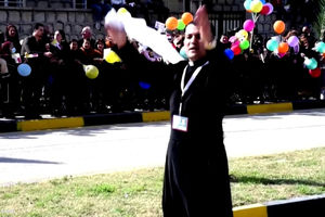 شادی و رقص یک کشیش در استقبال از پاپ/ ویدئو