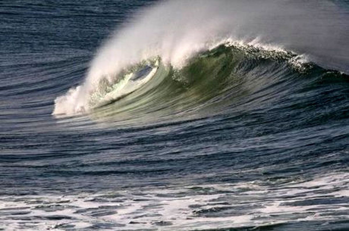 افزایش ارتفاع موج تا ۳ متر در دریای خزر/ شنا ممنوع شود